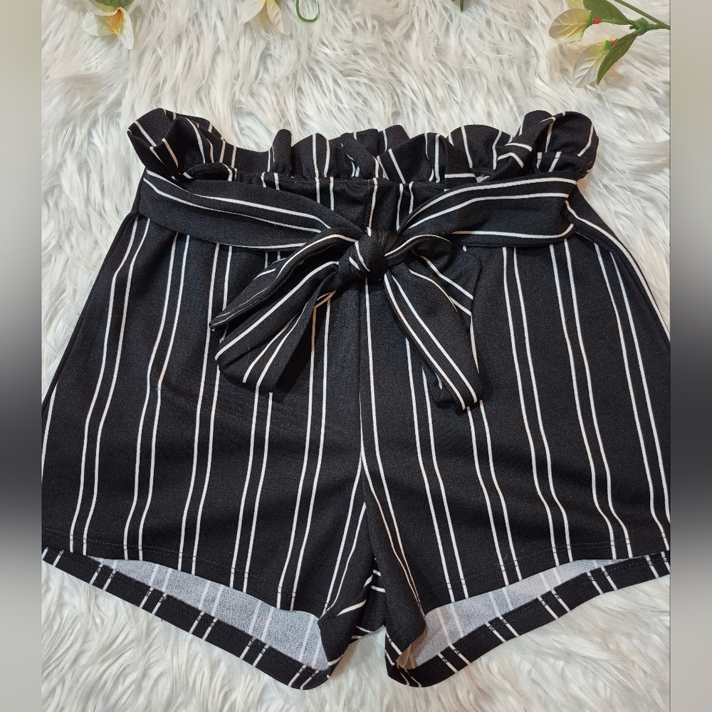 Windsor Black and White Paper Bag Striped High Waist Shorts Size L.
